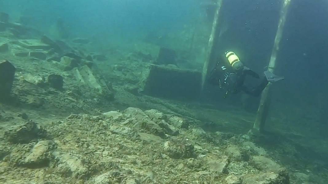 Diyarbakır’da 2 bin 400 yıllık tarihi yapılar görüntülendi 8